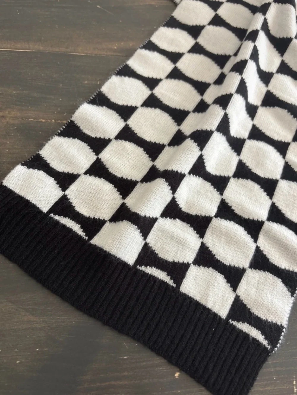 KATE SPADE  ♠️ Black & White Geometric Knit Scarf